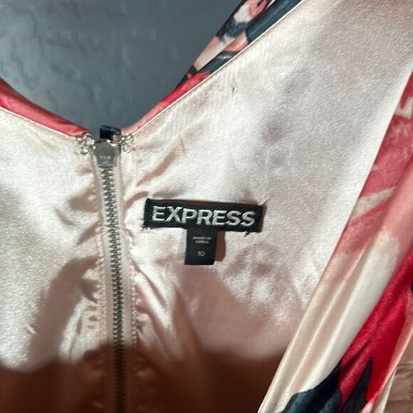 Express Red Mini Bodycon Dress with Sweetheart Neckline and Ruched Design - Picture 2 of 10